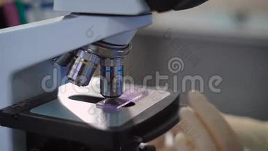 在一<strong>家私</strong>人诊所的实验室显微镜中，一个金属部分被近距离射击，病人的血液测试正在进行中